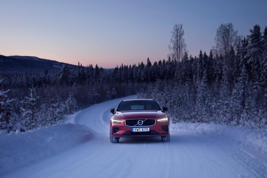  Volvo V60 T8 R-Design 2018 года  (WW) (фото 14 из 19)